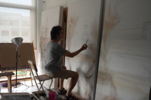 Rafael Dussan Mejía en su estudio dibujando